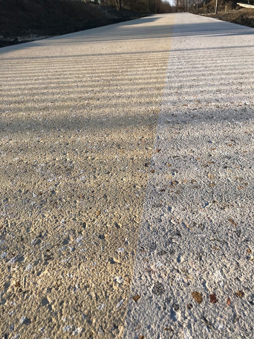 Les deux finitions de béton : ocre clair à gauche et gris clair à droite.