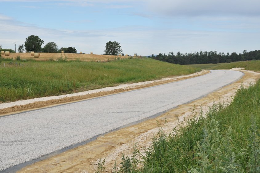 Un enduit gravillonné a été appliqué pour imperméabiliser la couche traitée et éviter la dessiccation.