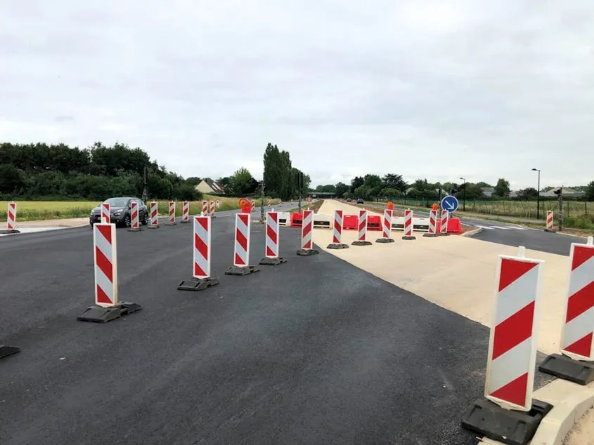 Le franchissement du giratoire des Deux-Plessis, à l’intersection de l’avenue du 8-Mai-1945, de celle des Régalles et de la rue de la Grange à Savigny-le-Temple.