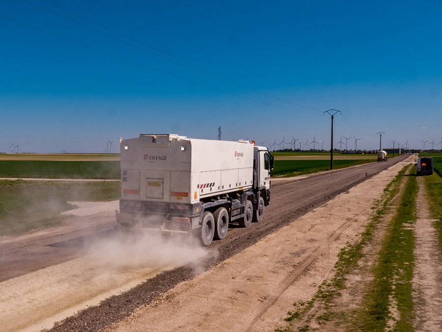 L’épandeur à dosage pondéral assure la répartition homogène du liant hydraulique routier à raison de 26 kg au m².