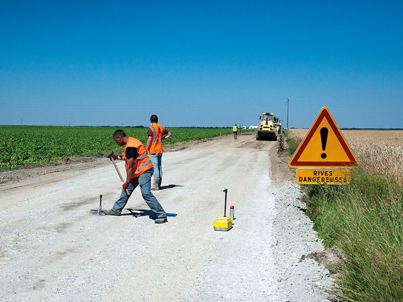 Contrôle de la compacité et de la teneur en eau de la chaussée à l’aide d’un gammadensimètre.