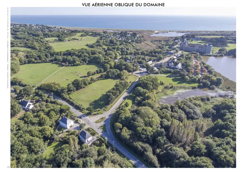 Vue aérienne du domaine de Suscinio et l’accès par la RD198A ou route du Duc-Jean-V, avant les travaux de rénovation. (©Département du Morbihan)