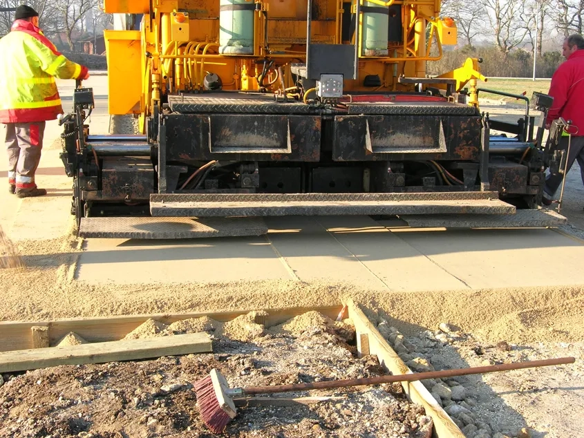 Mise en œuvre par bandes du sable stabilisé au liant Stabex au finisseur. (©CIMbéton)