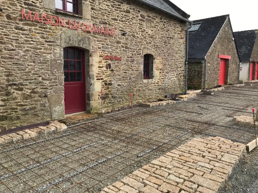 Après avoir réalisé les coffrages et le pavage, le treillis soudé est positionné sur des cales au tiers inférieur du revêtement en béton. (©Phytolab)