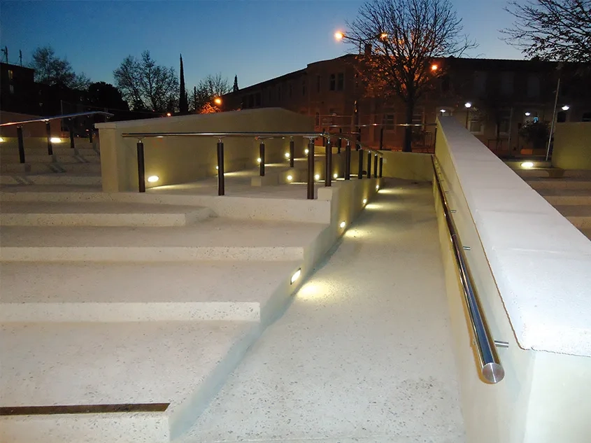 Parvis de l’hôtel de ville de Sorgues (Vaucluse). Matériaux utilisés : béton bouchardé sur base de ciment blanc, sable de Bellegarde, semi-concassé 11/22,4 Vergèze, concassé 14/20 « La Môle ». Maître d’ouvrage : municipalité de Sorgues. Architecte-concepteur : M. Trouvé, cabinet A et Co.