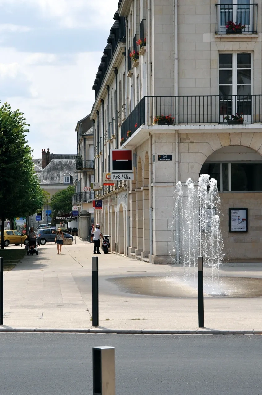 Blois, quai de la Saussaye, sur la rive droite. La rénovation des trottoirs en béton bouchardé s’est accompagné de travaux d’embellissement. Ici, une fontaine.