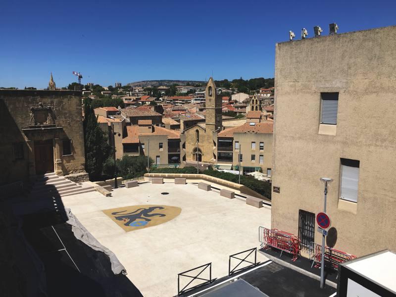 Le parvis rénové du château de l’Empéri accueille un nouveau dallage en béton bouchardé, spécialement étudié pour s’accorder aux remparts du château.