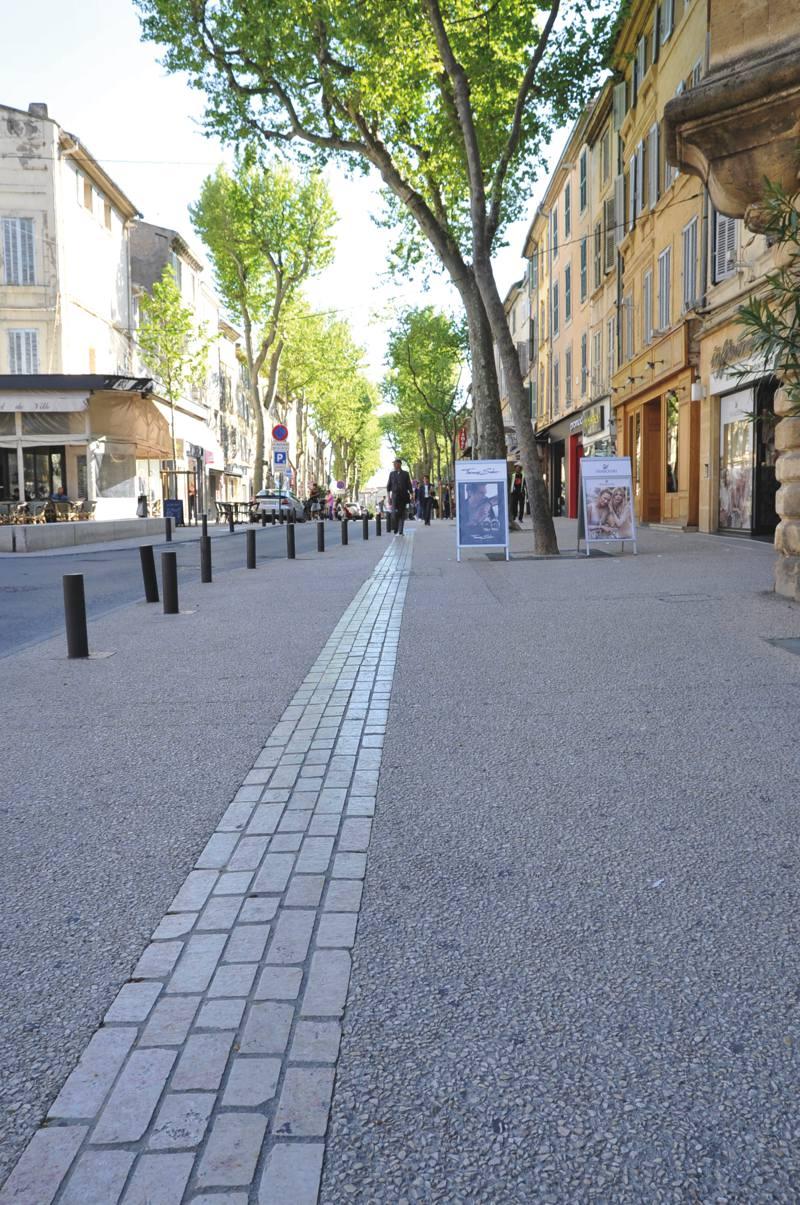 Le calepinage des bandes structurantes en pierre Cénia rythme les différents espaces (terrasses de café, fontaines) et les trottoirs qui ont été élargis.