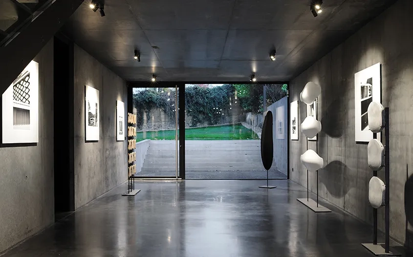 Au rez-de-chaussée du hall, une salle d’exposition accueille les visiteurs.