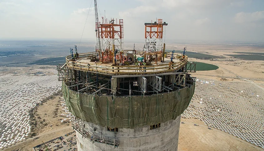 Le fût en béton armé de la tour, qui s’élève à 209 m de hauteur, est conçu pour soutenir le four solaire en son sommet.