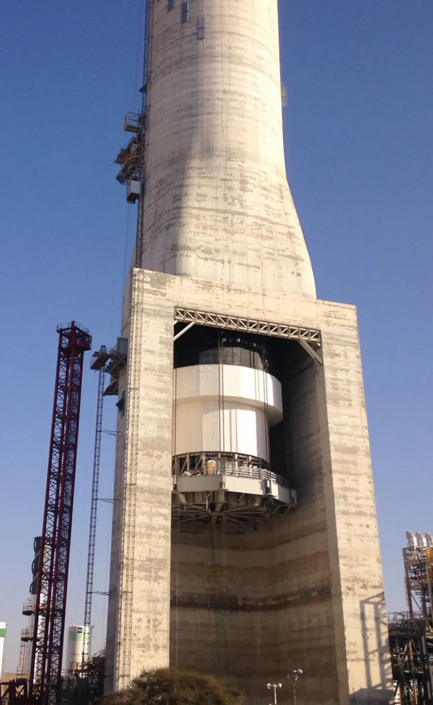 Cinq jours complets ont été nécessaires pour hisser le four solaire au sommet de la tour.