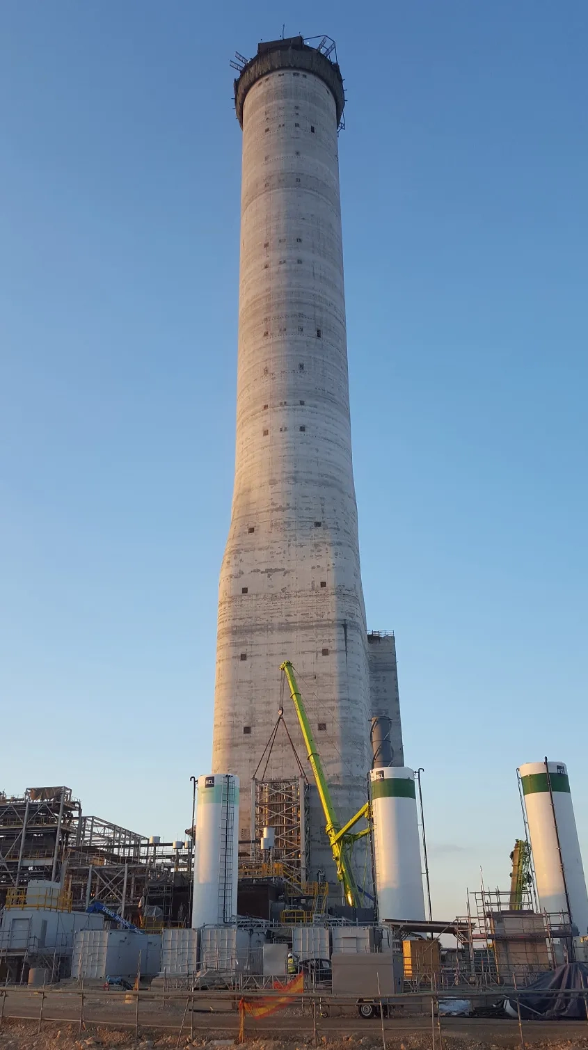 La géométrie de la tour résulte d’un compromis entre faible prise au vent (section circulaire) et résistance aux déformations (section carrée).