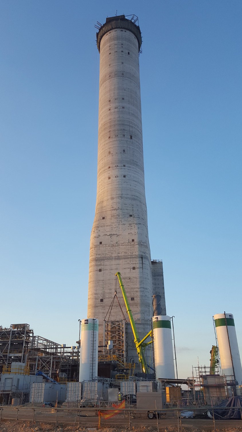 La géométrie de la tour résulte d’un compromis entre faible prise au vent (section circulaire) et résistance aux déformations (section carrée).