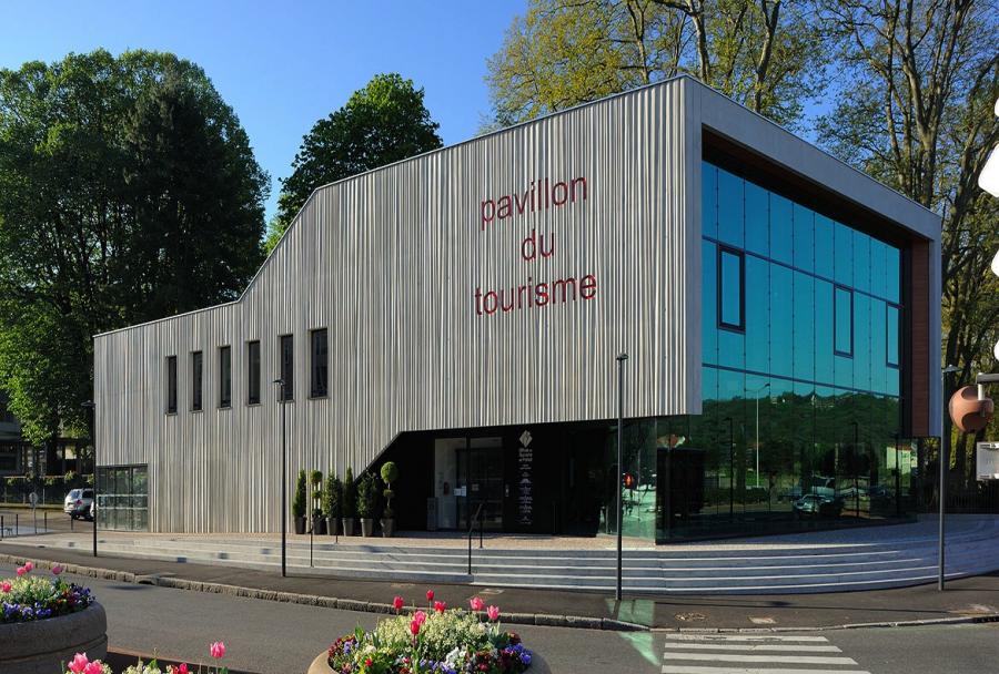 un socle, telle une scène de théâtre surélevée, porte le volume transparent du hall d’accueil.