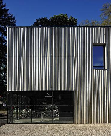 Les façades en béton matricé ont été coulées en une seule fois sur 10 m de hauteur.