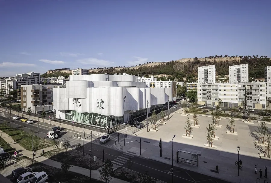 L’ancrage de la médiathèque dans le quartier.