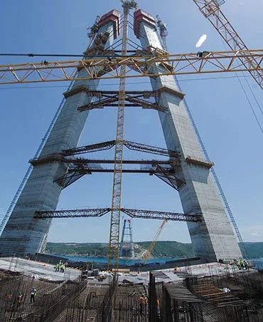 Les appuis, les travées de rive et les massifs d’ancrage sont en béton.