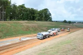 En septembre dernier, Colas a réalisé le dernier tronçon du contournement de Mussidan (Dordogne). Deux ateliers de traitement de sol,  l’un basé à Agen (Lot-et-Garonne) et l’autre à Saint-Astier (Dordogne), sont intervenus simultanément.