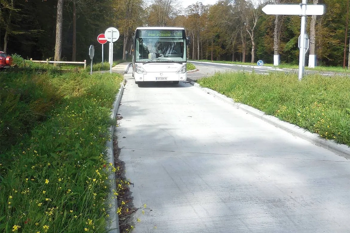 Isolé du flux automobile, le bus n'est plus soumis aux aléas des embouteillages.