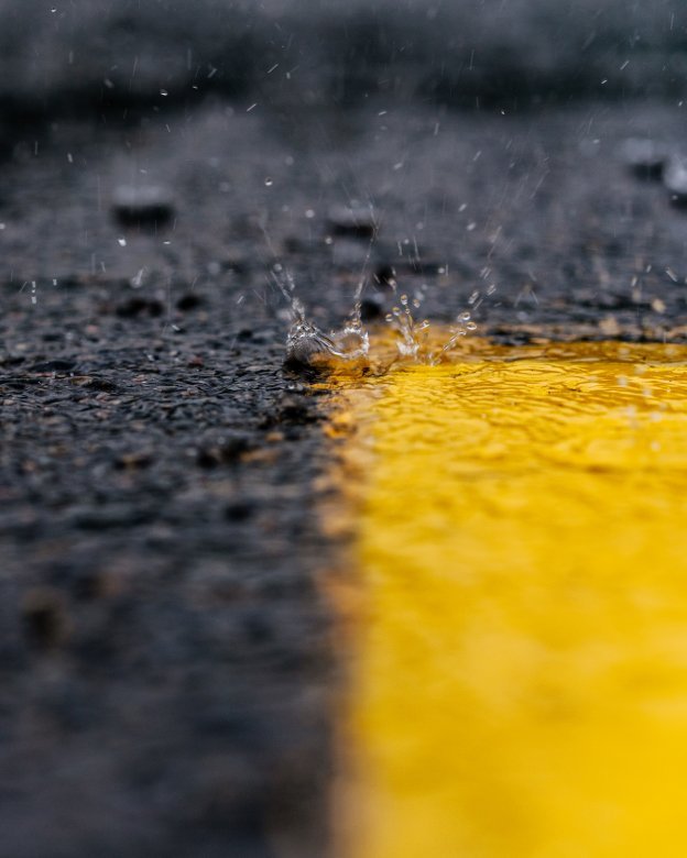 Closeup d'autoroute sous la pluie by Osman Rana on Unsplash