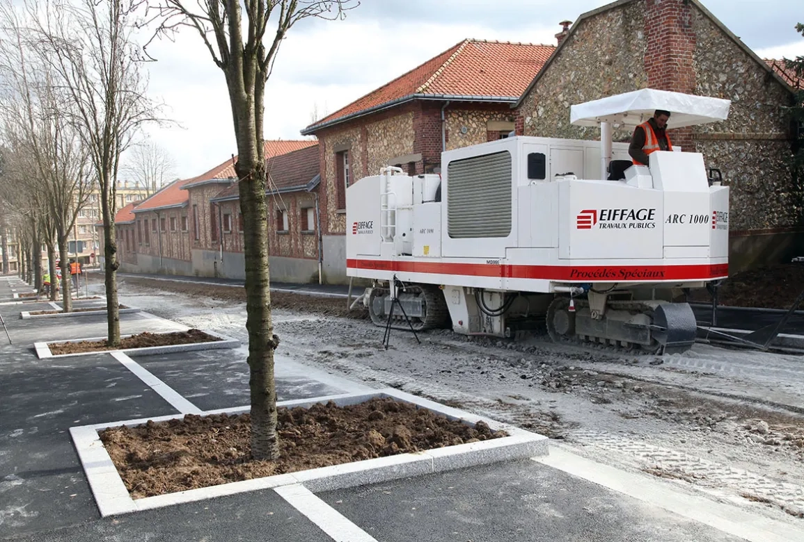 Rue Henri-Saint-Pierre, sur environ 140 m, le chantier s'est déroulé à proximité immédiate de l'école des Sapins. Disposés sur des trépieds (ici, à côté des chenilles), des capteurs ont mesuré les concentrations en HAP émises lors du retraitement.