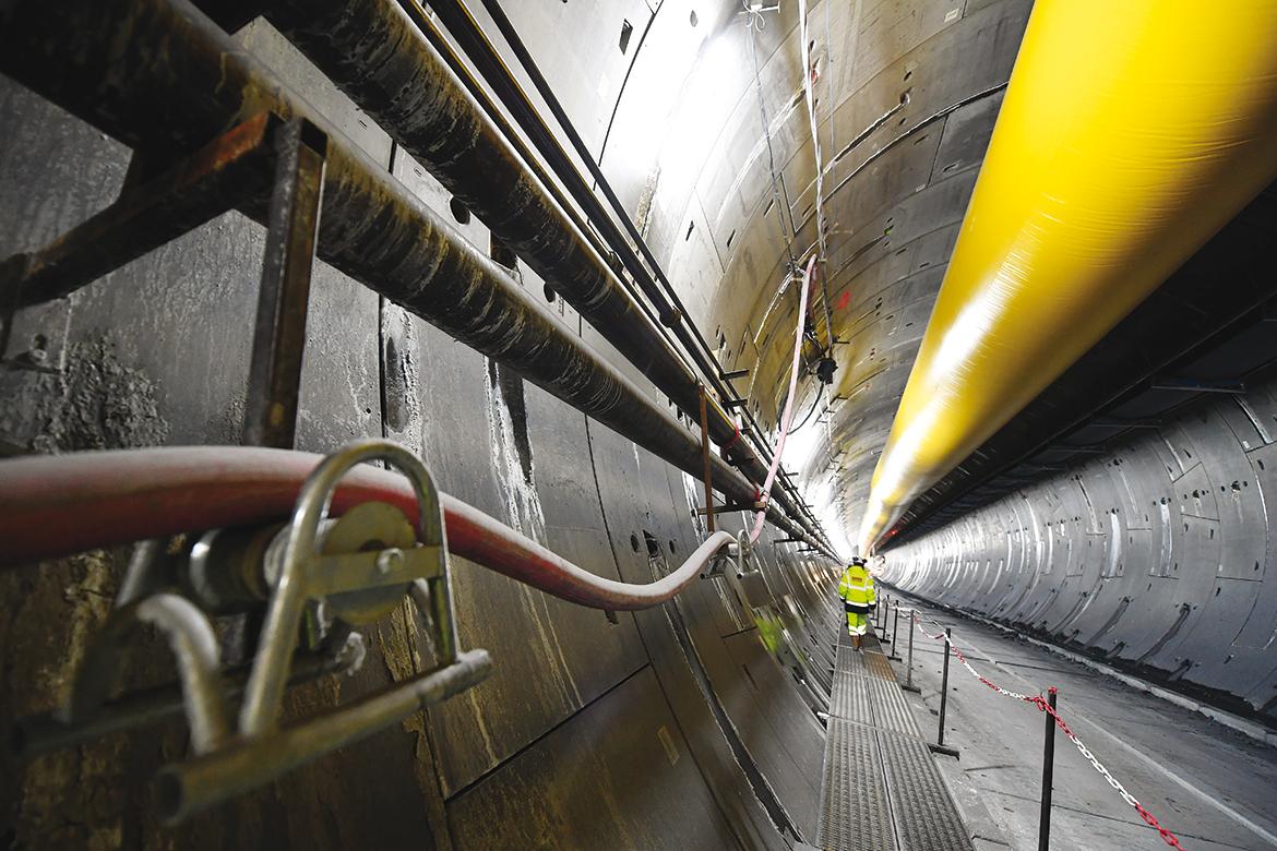 A __ Sur un linéaire de 8 737 m de longueur à creuser, le tunnel atteint déjà plus de  4 000 m. 