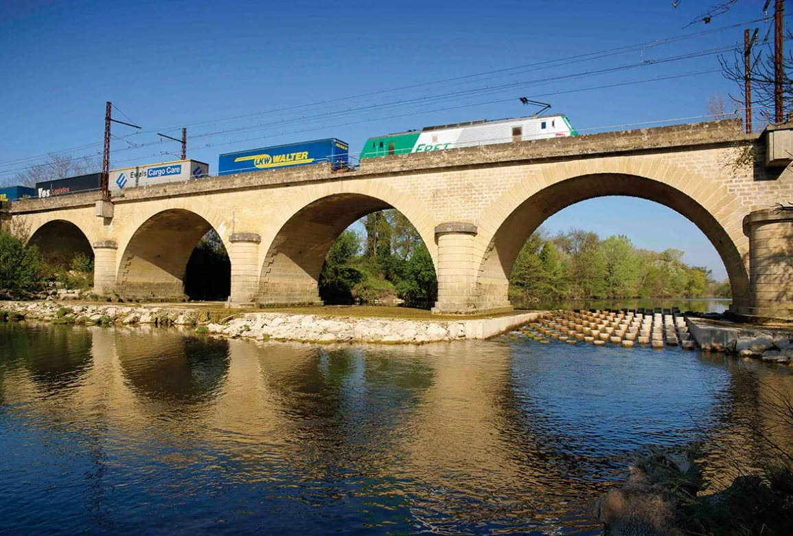 La passe à poissons, large de 10 m et longue de 22 m, a été créée sous la deuxième arche d’un viaduc situé sur la ligne Nîmes – Montpellier.