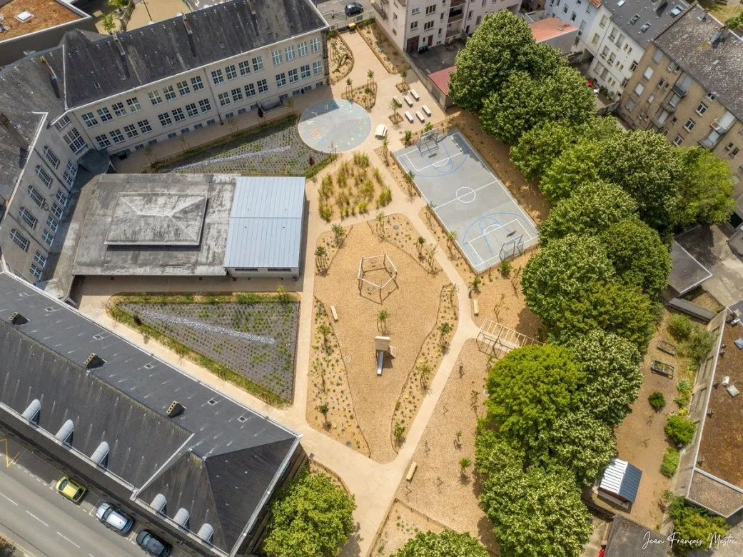 Cour de l’école en vue aérienne à Thionville. ©Jean-François Mestre