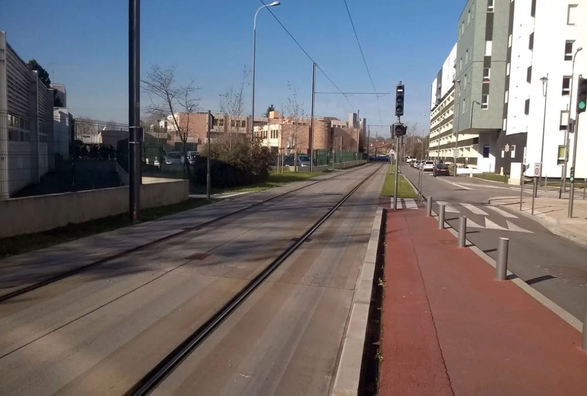 La couche de roulement utilise un béton routier BC5 de 23 cm d’épaisseur.